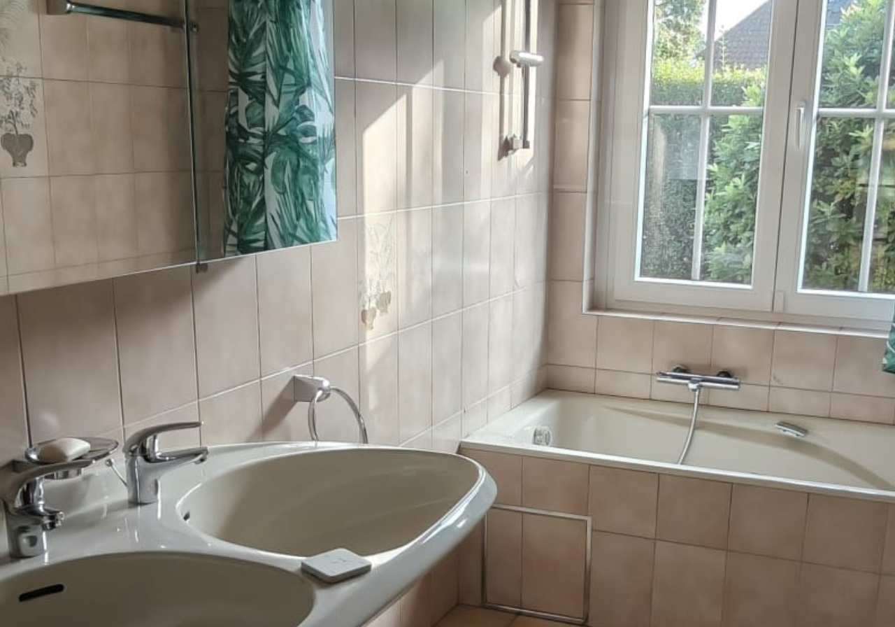 Badkamer met inloopdouche gerenoveerd — voor renovatie