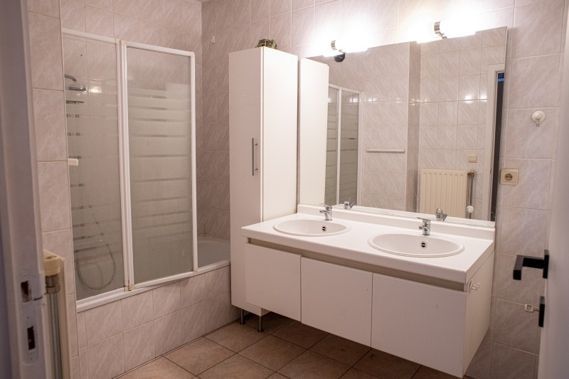 Make-over badkamer met walk-in douche — voor renovatie