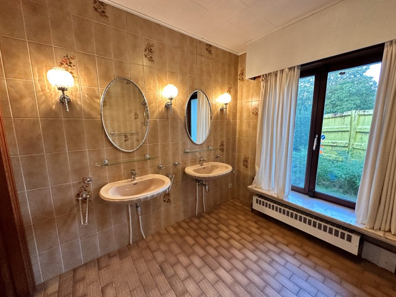 Klassieke badkamer naar warme spa-look — voor renovatie