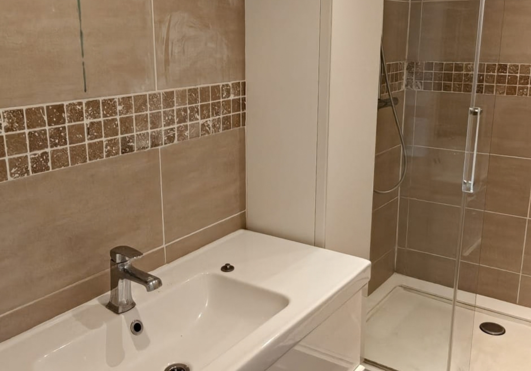 Kleine badkamer volledig gerenoveerd — voor renovatie